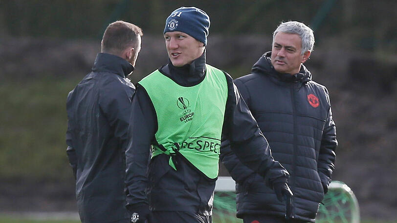 Bastian Schweinsteiger (Mitte) während des ManUnited-Trainings mit seinem Teamkollegen Wayne Rooney (links) und Coach José Mourinho.