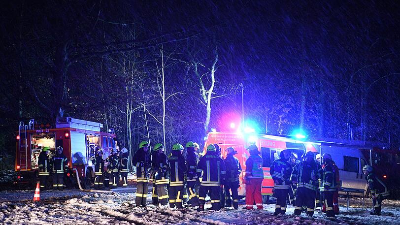 Rettungskräfte sichern bei Waldburg die Absturzstelle.