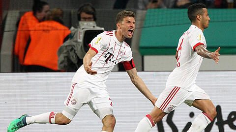 Verfolgungsjagd und Jubelarie: Thomas Müller (links) versucht, den Torschützen Thiago einzufangen.