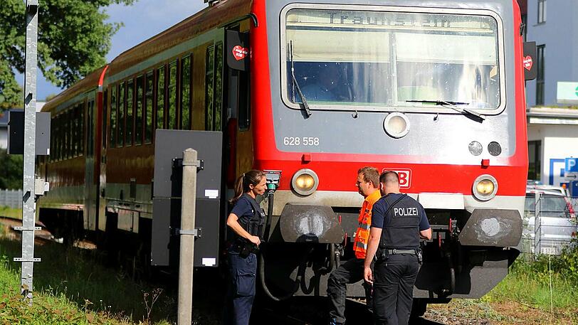 Gegen 20 Uhr wurde die Bahnstrecke wieder freigegeben.