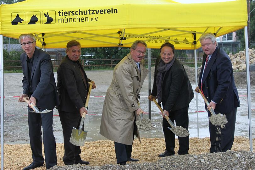 Spatenstich am 12.September 2013 (v. l.): Architekt Ralph Maurer, Tierheimchef Karl-Heinz Joachim, OB Christian Ude, Pfarrer Rainer Maria Schießler und der Vorsitzende des Tierschutzvereins, Kurt Perlinger.