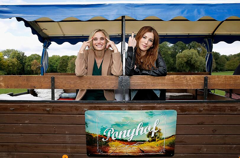 Annie Hoffmann und Jeannine Michaelsen bei einer Kutschfahrt durch den Englischen Garten.