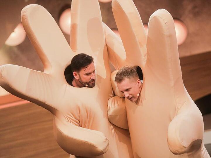 Oliver Pocher (r) und Michael Wendler in der Live-Show "Pocher vs. Wendler - Schluss mit lustig!" bei RTL.