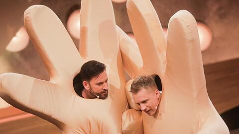 Oliver Pocher (r) und Michael Wendler in der Live-Show "Pocher vs. Wendler - Schluss mit lustig!" bei RTL.