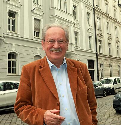 "Die Hochhaus-Frage stellt sich von Stadt zu Stadt anders": Christian Ude in seiner historischen Nachbarschaft in Schwabing. "Die Hochhaus-Frage stellt sich von Stadt zu Stadt anders": Christian Ude in seiner historischen Nachbarschaft in Schwabing.