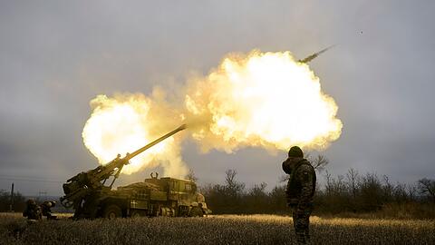Ukrainische Soldaten feuern eine französische Panzerhaubitze vom Typ CAESAR auf russische Stellungen.