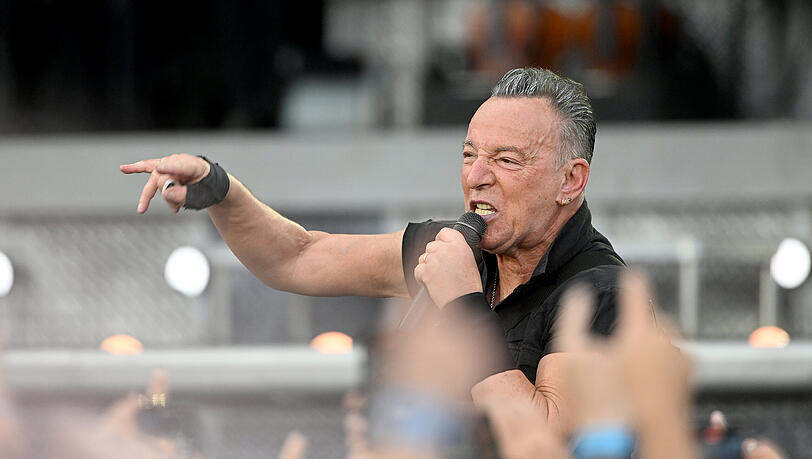 Keine Scheu vor Nähe: Bruce Springsteen sucht Kontakt mit dem Publikum bei seinem Konzert im Münchner Olympiastadion.