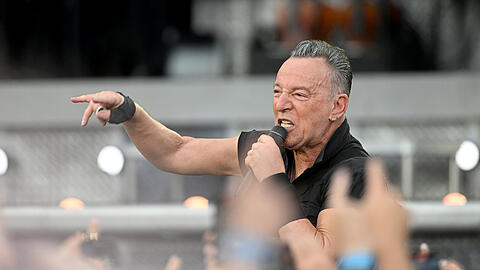Keine Scheu vor Nähe: Bruce Springsteen sucht Kontakt mit dem Publikum bei seinem Konzert im Münchner Olympiastadion.