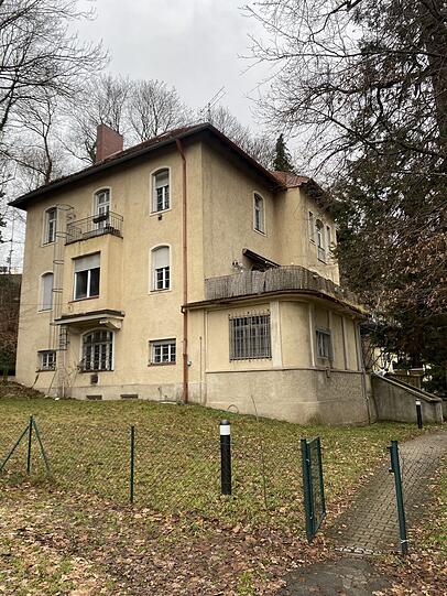 Die Villa in Thalkirchen wurde oft um- und ausgebaut. Vorne ist die frühere Veranda zu erkennen.