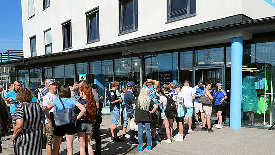 Die Schlange vor dem Fanshop ist lang. Alle wollen das neue Heimtrikot.