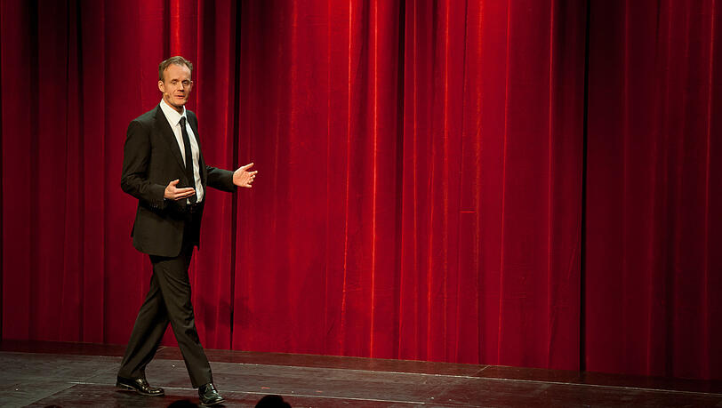 Das Kabarettist Max Uthoff wurde 1967 in München geboren. Sein Vater Reiner Uthoff gründete das Rationaltheater, er selbst studierte Jura, ehe er Kabarettist wurde. Seit Februar 2014 präsentiert er gemeinsam mit Claus von Wagner und seit Juni 2024 mit Maike Kühl als Gastgeber die ZDF-Fernsehsendung „Die Anstalt“. Das Kabarettist Max Uthoff wurde 1967 in München geboren. Sein Vater Reiner Uthoff gründete das Rationaltheater, er selbst studierte Jura, ehe er Kabarettist wurde. Seit Februar 2014 präsentiert er gemeinsam mit Claus von Wagner und seit Juni 2024 mit Maike Kühl als Gastgeber die ZDF-Fernsehsendung „Die Anstalt“.