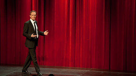 Das Kabarettist Max Uthoff wurde 1967 in M&uuml;nchen geboren. Sein Vater Reiner Uthoff gr&uuml;ndete das Rationaltheater, er selbst studierte Jura, ehe er Kabarettist wurde. Seit Februar 2014 pr&auml;sentiert er gemeinsam mit Claus von Wagner und seit Juni 2024 mit Maike K&uuml;hl als Gastgeber die ZDF-Fernsehsendung &bdquo;Die Anstalt&ldquo;.