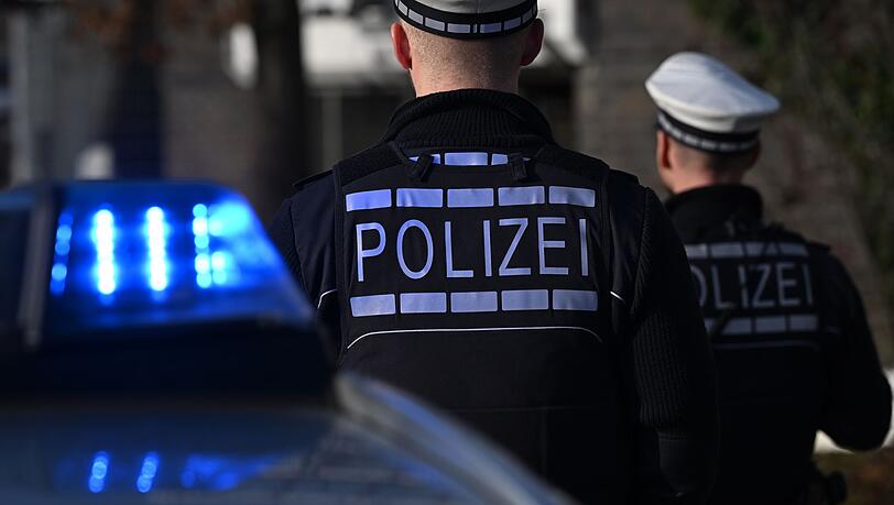 Die Kriminalpolizei hat nach einer Schussabgabe in Augsburg die Ermittlungen aufgenommen. (Symbolbild) Die Kriminalpolizei hat nach einer Schussabgabe in Augsburg die Ermittlungen aufgenommen. (Symbolbild)