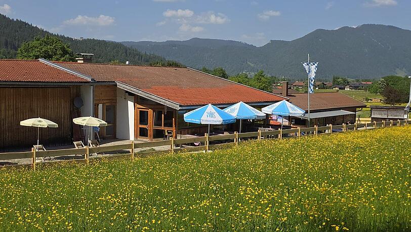 Die Hirschbergalm in Kreuth ist das ganze Jahr geöffnet. Die Hütte mit der Gaststätte und der Terrasse liegt am Fuß des Hirschbergs – einer der bekannten Hausberge und ein Ausflugsziel für viele Münchner. Die Hirschbergalm in Kreuth ist das ganze Jahr geöffnet. Die Hütte mit der Gaststätte und der Terrasse liegt am Fuß des Hirschbergs – einer der bekannten Hausberge und ein Ausflugsziel für viele Münchner.