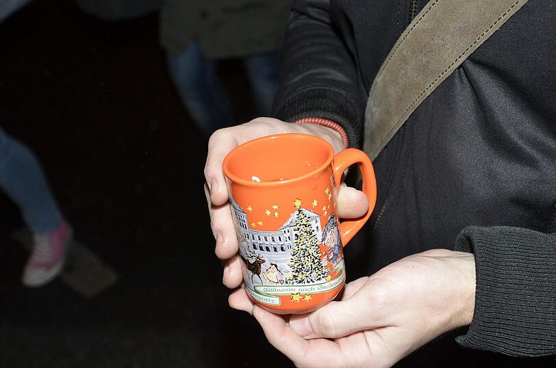 Name: Glühwein nach Großmutterart - Weiß
Stand: &bdquo;Glühwein nach Großmutterart&ldquo;, Marienplatz
Preis: 3,50 Euro
Menge: 0,2 Liter
Sterne: 2/5

FAZIT: Weißer Glühwein, leider sehr wässrig und wenig aromatisch. Riecht ein bisschen nach Vodka, kommt aber in der optimalen Trinktemperatur über die Theke und hält sich in der Tasse lange warm