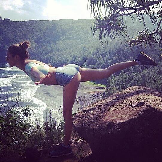 Jessica Michibata macht ihre Yoga-Übungen vor einer Traum-Kulisse.