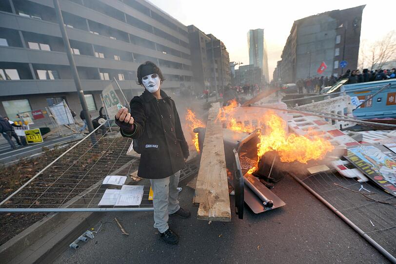 Der Protesttag der kapitalismuskritischen Blockupy-Bewegung hat in Frankfurt mit einer Welle der Gewalt begonnen