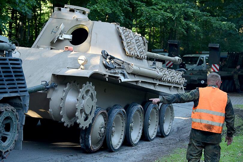 Kriegerisches Hobby Die Polizei räumte am 2. Juli den Keller eines Kriegswaffen-Sammlers in Heikendorf bei Kiel. Pioniere der Bundeswehr hatten unter anderem einen Weltkriegs-Panzer aus dem Keller des 78 Jahre alten Mannes geborgen.