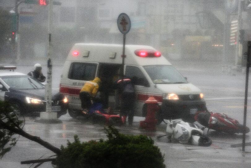 Rettungskräfte helfen einer Person, die im Sturm verletzt wurde. Foto: Ritchie B. Tongo