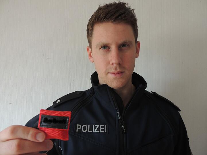 Der Held der Hackerbrücke: Dieser Polizist rettete mit einem Beatmungstuch das Leben des 73-Jährigen.