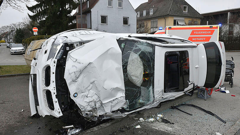 Der BMW X3 ist gegen einen Baum gefahren und hat sich anschließend überschlagen.