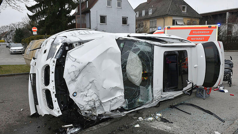 Der BMW X3 ist gegen einen Baum gefahren und hat sich anschließend überschlagen. Der BMW X3 ist gegen einen Baum gefahren und hat sich anschließend überschlagen.