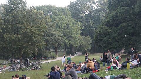 An der Wiese unterhalb des Monopteros im Englischen Garten saßen zu viele Menschen. (Archivbild).