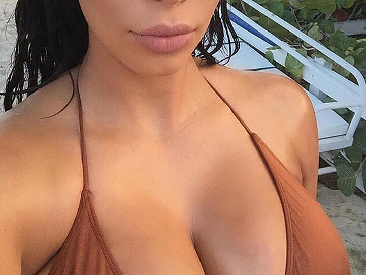Stolz auf ihren Busen: Kim Kardashian
