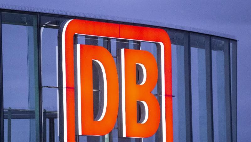 Das Logo der Deutschen Bahn AG ist in der Abenddämmerung am Bahntower am Potsdamer Platz zu sehen. Das Logo der Deutschen Bahn AG ist in der Abenddämmerung am Bahntower am Potsdamer Platz zu sehen.