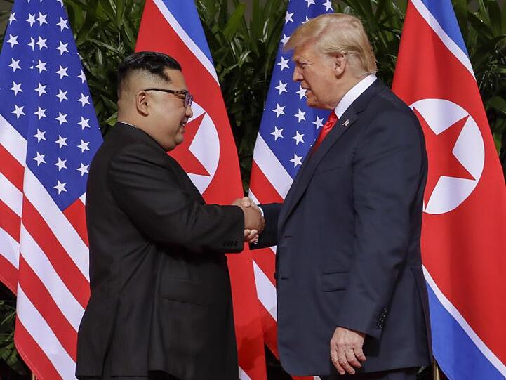 Spektakuläres Treffen - bislang ohne echte Abrüstungsfortschritte: Kim Jong Un und US-Präsident Donald Trump im Juni 2018.