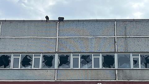 Außenansicht der durch die Kämpfe im Kernkraftwerk Saporischschja zerstörten Fenster.