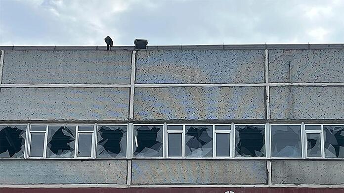 Außenansicht der durch die Kämpfe im Kernkraftwerk Saporischschja zerstörten Fenster.