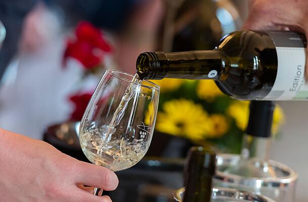 Mehr als ein Glas Wein sollte man nicht am Tag trinken.