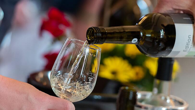 Mehr als ein Glas Wein sollte man nicht am Tag trinken. Mehr als ein Glas Wein sollte man nicht am Tag trinken.