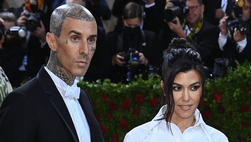 Travis Barker und seine Ehefrau, Kourtney Kardashian, bei einem gemeinsamen Auftritt.