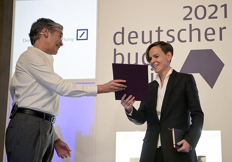 Karin Schmidt-Friderichs (links), Vorsteherin des Börsenvereins des Deutschen Buchhandels, überreicht Antje Ravik Strubel, Autorin des Buches "Blaue Frau", den Deutschen Buchpreis.