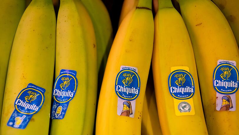 Bananen von Chiquita liegen in einem Supermarktregal in Bayern. (Archivbild)