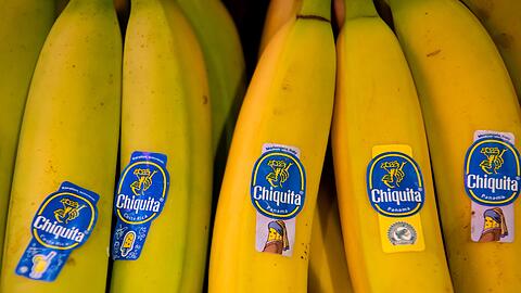Bananen von Chiquita liegen in einem Supermarktregal in Bayern. (Archivbild)