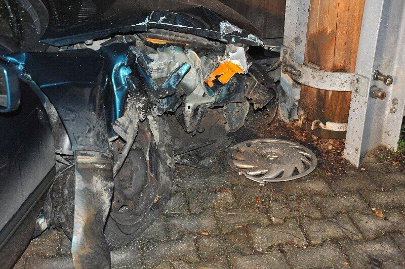 Fünf junge Männer waren schwer betrunken mit dem Wagen unterwegs. An dem Maibaum endete ihre Fahrt.