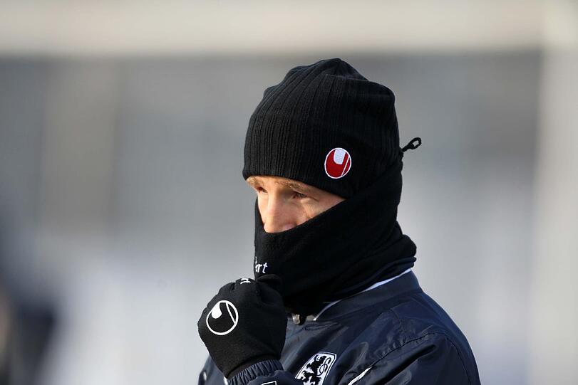 Temperaturen von bis zu Minus zehn Grad - da macht das Training richtig Spaß. Stefan Aigner hat sich gut eingepackt.