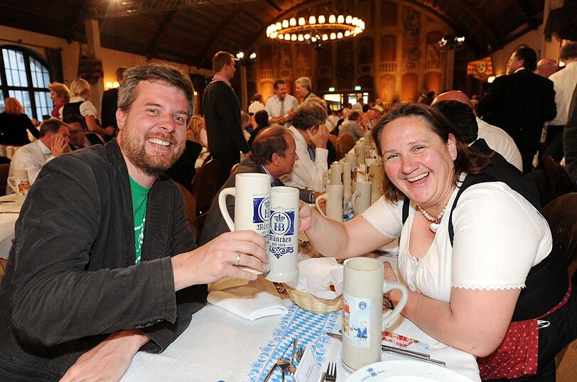 Die Landesvorsitzenden der Grünen in Bayern, Dieter Janecek (l) und Theresa Schopper prosten sich zu.