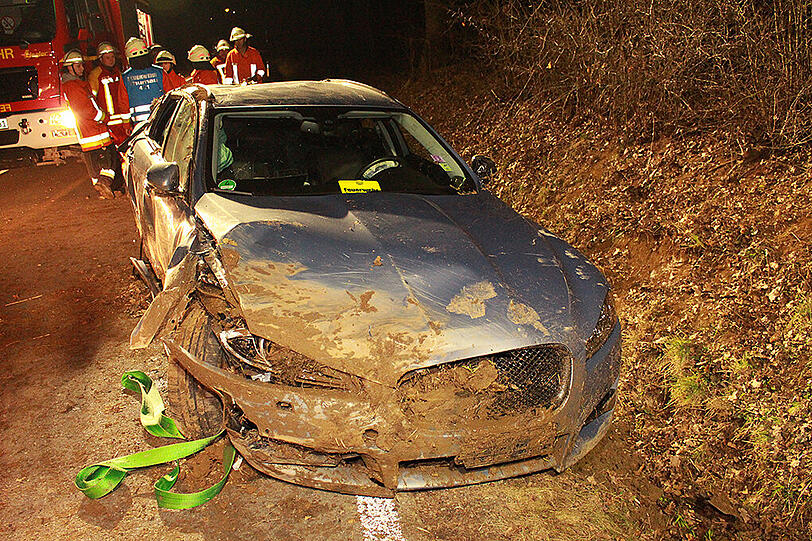 Gestohlener Jaguar überschlägt sich nach Verfolgungsjagd. Die Bilder vom Unfallort.