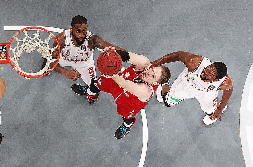 Nicht zu stoppen: Top-Scorer Vladimir Stimac (M.) sichert sich den Rebound gegen Brad Wanamaker (l.) und Trevor Mbakwe.