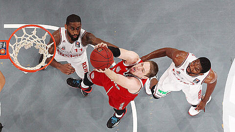 Nicht zu stoppen: Top-Scorer Vladimir Stimac (M.) sichert sich den Rebound gegen Brad Wanamaker (l.) und Trevor Mbakwe.