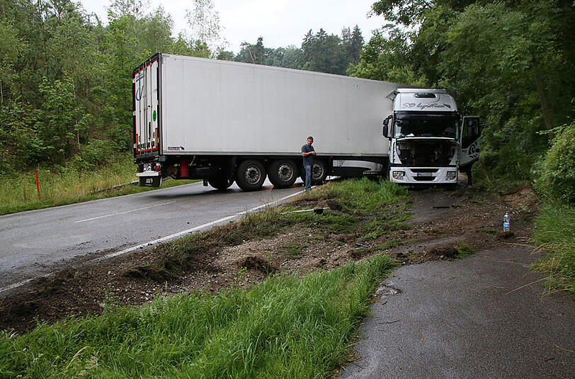 Bilder vom Unfall in Kraiburg, bei dem sich ein leere Sattelschlepper auf einem Berg verkeilte und so die gesamte Straße blockierte.