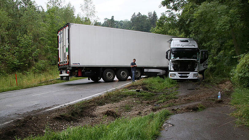 Bilder vom Unfall in Kraiburg, bei dem sich ein leere Sattelschlepper auf einem Berg verkeilte und so die gesamte Straße blockierte. Bilder vom Unfall in Kraiburg, bei dem sich ein leere Sattelschlepper auf einem Berg verkeilte und so die gesamte Straße blockierte.