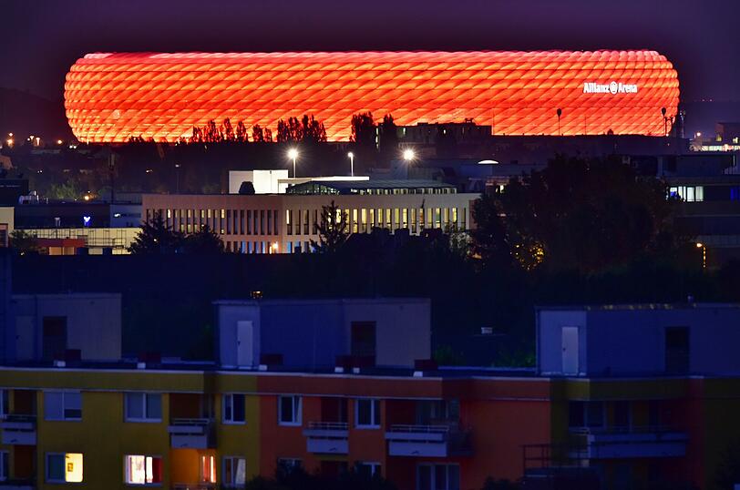 Großflächig wird Mittwochabend die Aussenhülle der Allianz Arena von innen beleuchtet. Möglich macht das eine neue vernetzte LED-Fassadenbeleuchtung.