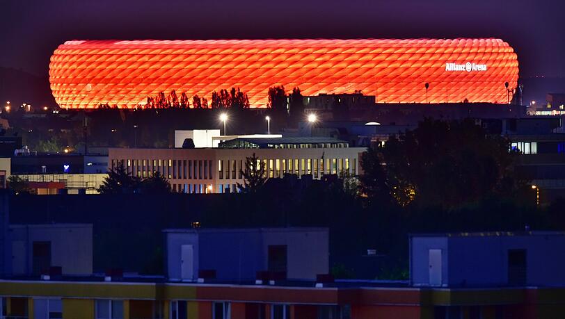 Großflächig wird Mittwochabend die Aussenhülle der Allianz Arena von innen beleuchtet. Möglich macht das eine neue vernetzte LED-Fassadenbeleuchtung. Großflächig wird Mittwochabend die Aussenhülle der Allianz Arena von innen beleuchtet. Möglich macht das eine neue vernetzte LED-Fassadenbeleuchtung.