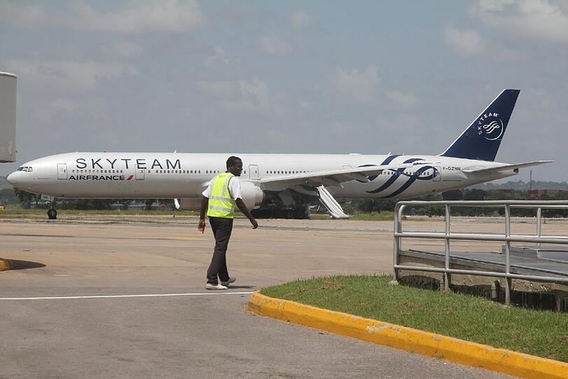 Es befand sich keine Bombe an Bord der Passagiermaschine von Air France, sondern nur eine Attrappe. Ein Verdächtiger befindet sich in Gewahrsam.