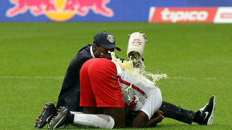 Überschäumend: RB Salzburg feiert den Meistertitel. Doch dürfen die Ösi-Bullen auch in der Champions League spielen?
